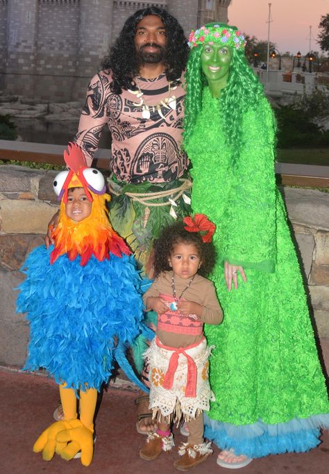 Moana Birthday Party Outfit, Family Moana Halloween Costumes, Tefiti Costume Adult Diy, Mama Odie Costume, Moana Family Costumes, Moana Halloween Costume, Dad Costume, Hawaiian Costume, Sibling Halloween Costumes