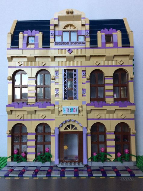 Lego Mansion, Lego City Ideas, Lego Houses, Big Lego, Friends School, Lego Modular, City Ideas, Lego Pictures, Lego Creative