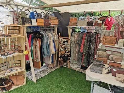 Hula Hoop Changing Room, Boho Style Vendor Booth, Festival Boutique Booth, Indoor Boutique Booth, Boutique Bag Display, Cute Flea Market Booths, Pop Up Flea Market, Clothing Vendor Booths, Clothing Booth Display Ideas Tent