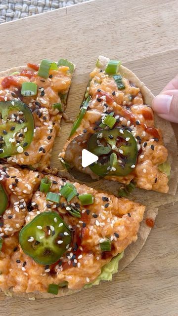 Gina Homolka - Healthy Recipes on Instagram: "I’m obsessed!! Spicy salmon sushi pizza made with spicy mayo, sushi-grade salmon, avocado, scallions, and jalapeño on a tortilla crust. I used @sietefoods gluten-free tortillas but any tortillas will work. You can crisp up the tortilla in the air fryer or oven!
⠀⠀⠀⠀⠀⠀⠀⠀⠀
8 Cals: 403 Protein: 24.5 Carbs: 17 Fats: 26.5
get the full recipe, see link in profile https://www.skinnytaste.com/spicy-salmon-sushi-pizza/ #skinnytaste #wwrecipes #healthyfood #salmon #sushi #sushipizza #airfryerrecipes" Spicy Salmon Sushi, Gina Homolka, Sushi Pizza, Gluten Free Tortillas, Salmon Sushi, Salmon Avocado, Spicy Salmon, Spicy Mayo, Ww Recipes