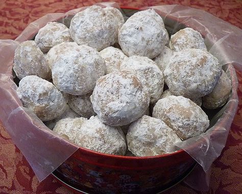 Pecan Butter Balls from my Grandma | Creative-Culinary.com Pecan Butter Balls, Butterball Cookies, Nut Balls, Favorite Christmas Cookies, Pecan Balls, Pecan Butter, Russian Tea Cake, Mexican Wedding Cookies, Butter Balls