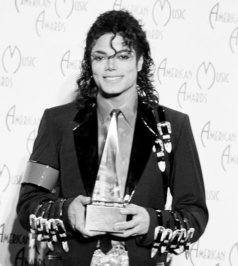 Michael Jackson agli American Music Awards del 1990 Michael Jackson Bad Era, Michael Jackson Quotes, Hee Man, Michael Jackson Wallpaper, Photos Of Michael Jackson, Jackson Bad, Michael Jackson Smile, Joseph Jackson, Michael Jackson Bad