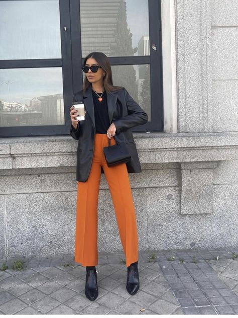 Orange Business Casual Outfits, Orange Pants Outfit Winter, Orange Flare Pants Outfit, Orange Pants Outfit Street Style, Orange Slacks Outfit, Flare Pants Outfit Winter, Coaching Outfits, Orange Pants Outfit, Black Smart Casual