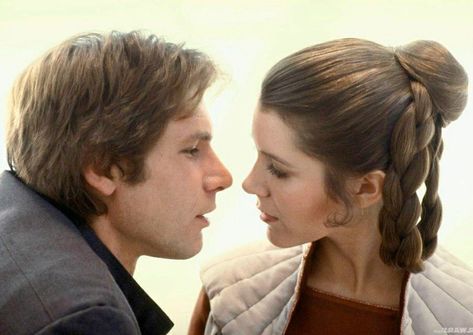 Han Solo Leia, Movie Franchises, 90s Couples, Star Wars Couples, Memes Pt, Han And Leia, Gay Dads, Leia Organa, Standing Alone