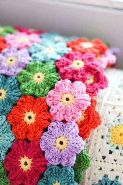 Crotching Ideas, Flower Afghan, Sewing Nook, Crochet Afgans, Crocheted Flowers, Colorful Crochet, Manta Crochet, Crochet Throw, Crochet Items