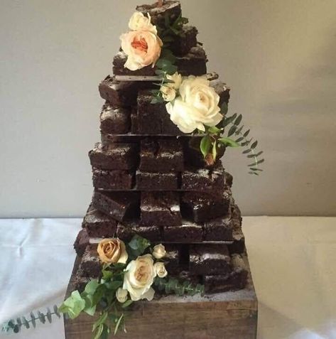 Salted caramel brownies stacked and decorated with fresh flowers.  #weddingcakes #weddingcake #browniestack #saltedcaramelbrownies #brownies #wedding Brownie Stack Wedding Cake, September Wedding Cake Ideas, Brownies Wedding, Brownie Wedding, Brownie Stack, Brownie Wedding Cakes, Stack Cake, Wedding Brownies, Sweet Display