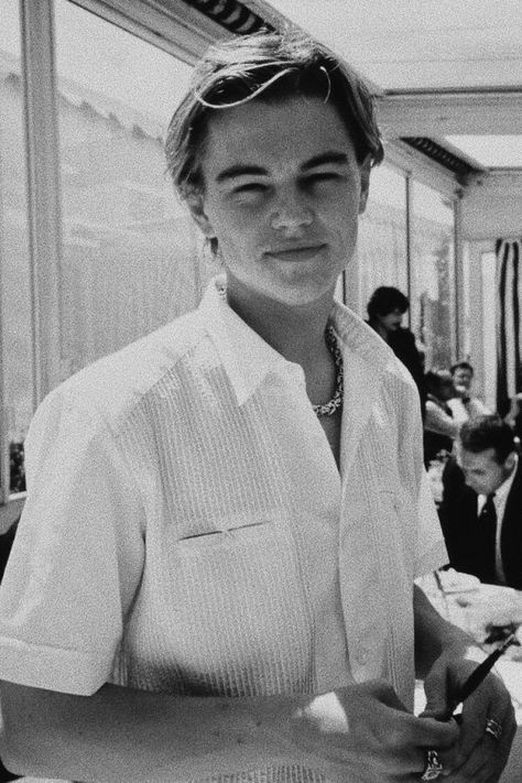 leonardo dicaprio Leonardo Dicaprio Photos, Leonardo Dicaprio 90s, Young Leonardo Dicaprio, Black And White Photo Wall, Hey Handsome, Leo Dicaprio, Spring Hair Color, Black And White Aesthetic, Guy Pictures