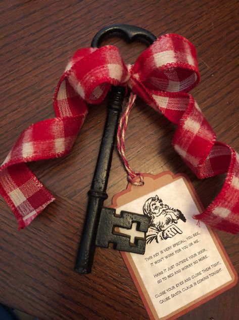 Skeleton Key Decor, Skeleton Key Crafts, Santa's Key, Primitive Christmas Crafts, Neat Gift Ideas, Key Diy, Christmas Booth, Key Crafts, Santa Key