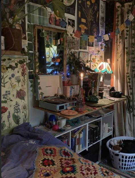 Hippie Apartment, Hippy Room, Chill Room, Home Decor Aesthetic, Retro Room, Aesthetic Home Decor, Kitchen Home Decor, Bedroom Idea, Room Stuff