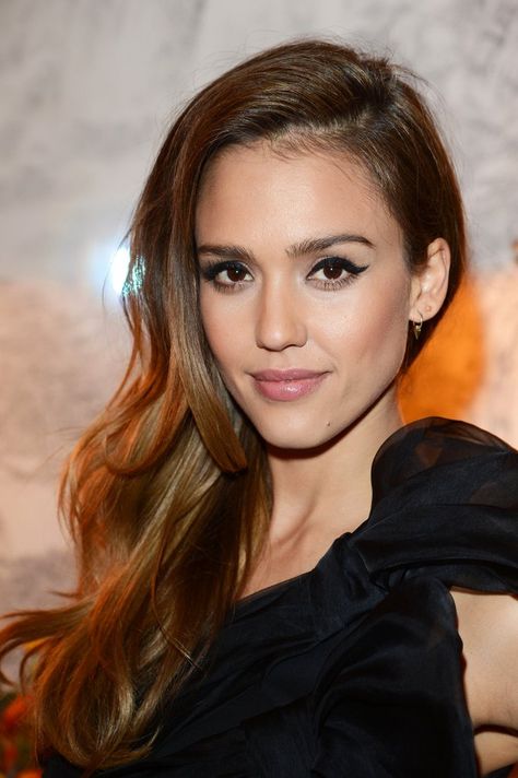 Need to update your long hair? Just flip it over to one side like Jessica Alba. Whether you wear your hair straight, tousled, or curly, you'll find that it's a fast way to add a touch of sexiness to your style. Jessica Alba Hairstyles, Jessica Alba Hair, Side Swept Hairstyles, Side Hairstyles, Hair Styles 2017, Beautiful Lips, Jessica Alba, Grunge Hair, Celebrity Hairstyles