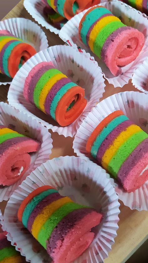 Rainbow cake adalah bolu kukus warna-warni 🌈 Rainbow Roll Cake, Rainbow Roll, Cake Rolls, Mini Rolls, Cake Candy, Roll Cake, Cake Roll, Snack Box, Rainbow Cake