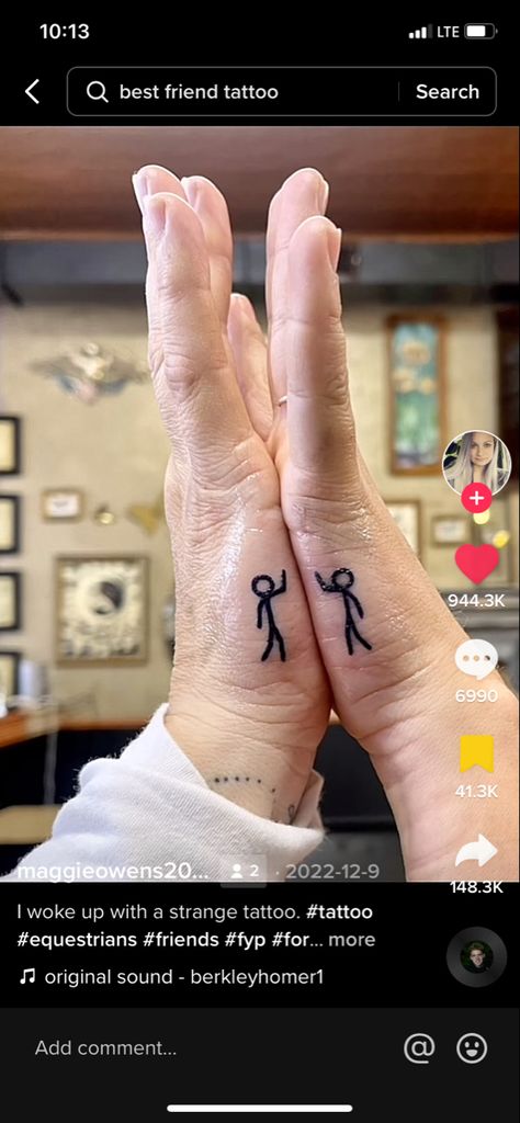 Tattoo Ideas Matching Cousin, Best Friend High Five Tattoo, Friendship Tattoo For 2, High Five Tattoo Hands, Funny Simple Matching Tattoos, Small Pair Tattoos, Small Funny Friendship Tattoos, Matching Tattoos Mother Daughter Funny, Brother And Sister Tattoo Ideas Small Funny