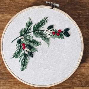 Winter Flower Embroidery, Holly Embroidery Pattern, Winter Embroidery Patterns, Embroidery Snowman, Snowman Embroidery, Winter Greens, Embroidery Hoop Art Diy, Winter Embroidery, Wreath Drawing