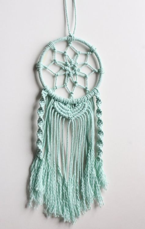 Maak een Mini Dromenvanger! Makkelijk met Macramé :) Dream Catcher Step By Step, Crochet Dream Catcher, Dreamcatcher Diy, Dream Catcher Tutorial, Beautiful Dream Catchers, Macrame Dream Catcher, Creative Tutorials, Mini Macrame, Dream Catcher Diy