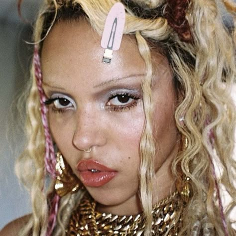 Fka Twigs Makeup, Lauren Reynolds, Yung Lean, Fka Twigs, It Girls, Maquillaje De Ojos, Makeup Inspo, Makeup Inspiration, Makeup Hair