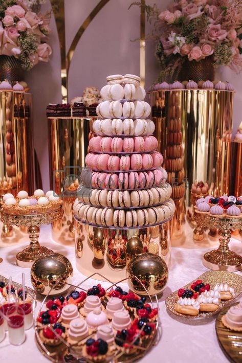 Macarons Wedding, Cakes Strawberry, Candy Bar Table, Wedding Macarons, Luxury Candy, Wedding Candy Bar, Macaron Tower, Candy Bar Wedding, Catering Desserts