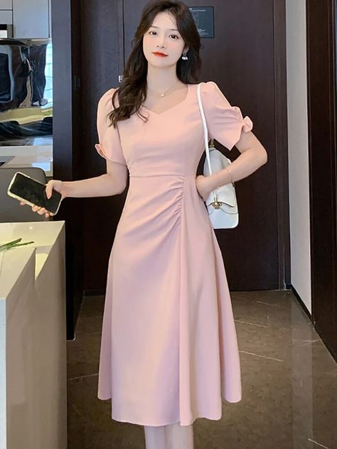 Baju Dress Korea, Simple Church Outfits, Sunday Dress Outfit, Hepburn Dress, Girly Style Outfits, Simple Frocks, Fancy Frocks, Sunday Dress, Cute Dress Outfits