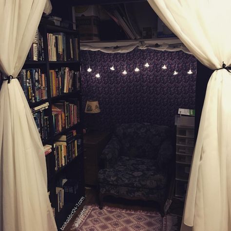 Closet Nook, Books And Tea, Personal Library, Home Libraries, Cozy Place, House Room, Reading Room, Home Library, Book Shelf