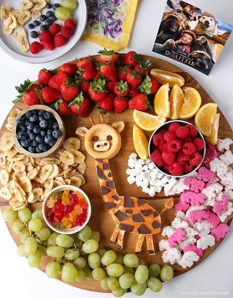 Giraffe Party Food Ideas, Animal Themed Charcuterie Board, Animal Party Snacks, Giraffe Birthday Party Ideas, Giraffe Party Ideas, Safari Charcuterie Board, Animal Charcuterie Board, Safari Theme Food Ideas, Safari Bachelorette