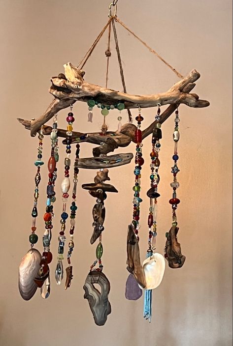 Driftwood Mobile Diy, Driftwood And Beads, Driftwood Wind Chime Diy, Drift Wood Ideas Diy Projects, Windchimes Homemade, Driftwood Chimes, Stick Mobile, Windchimes Diy, Carillons Diy