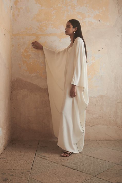 Ténéré - Mayar Caftan Desert Vintage, Silk Caftan, Style Capsule, Non Traditional Wedding, Nontraditional Wedding, White Silk, Minimalist Style, Wedding Inspiration, Wedding Ideas