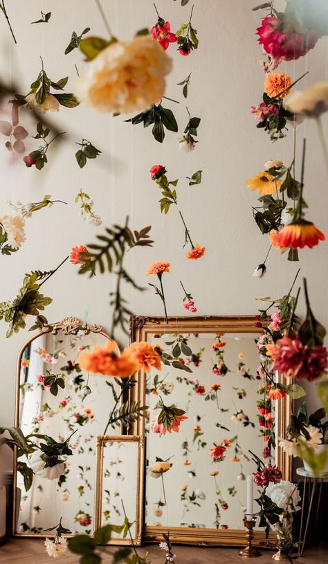 Studio rental for photographers. Upside down garden with warm colored flowers. Photo studio inspiration. Photography Studio Rental, Photo Studio Design, Photography Studio Decor, Home Photo Studio, Photography Studio Setup, Home Studio Photography, Photoshoot Backdrops, Floral Diy, Spring Studios