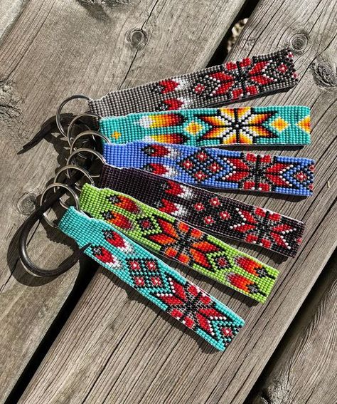 Bead Loom Keychain Patterns, Beaded Feathers, Silversmithing Jewelry, Bead Weaving Tutorials, Loom Bracelet Patterns, Barbie Dress Fashion, Loom Pattern, Beaded Wrap Bracelets, Boho Accessories