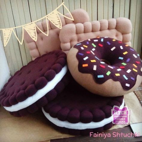 Cookie Pillows, Cake Pillow, Diy Cookies, Donut Pillow, Food Pillows, Donut Decorations, Bantal Sofa, Oreo Cake, Felt Food