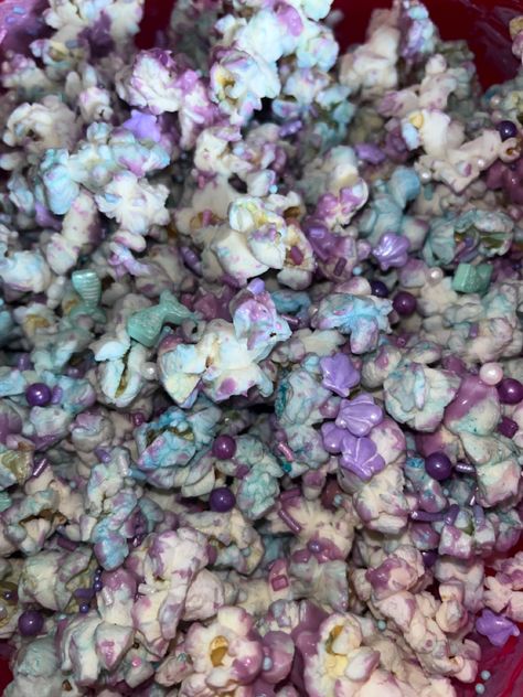 Cotton candy popcorn with purple chocolate drizzle and mermaid sprinkles 🧜🏻‍♀️ Mermaid Sprinkles, Mermaid Popcorn, Purple Popcorn, Cotton Candy Popcorn, Movie Night For Kids, Purple Chocolate, Candy Popcorn, Chocolate Drizzle, Kid Movies