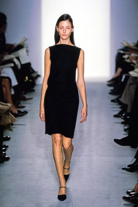 Calvin Klein Runway, 90s Minimalism Fashion, Spring Fashion Show, 90s Minimalism, Calvin Klein Outfits, Minimalism Fashion, 90s Calvin Klein, 90s Runway, Calvin Klein Collection