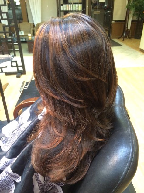 Copper caramel highlights Caramel Hair Highlights, Bronde Hair, Chocolate Hair, Dark Hair With Highlights, Caramel Hair, Caramel Highlights, Hair Color Highlights, Brown Hair With Highlights, Hair Color Balayage