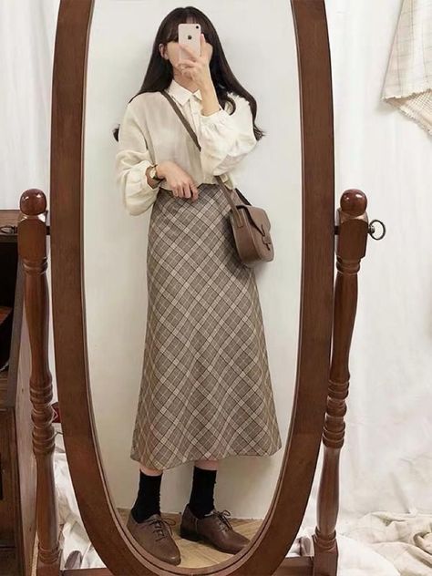 92af93f73faf3cefc129b6bc55a748a9desc42602063ri Light Academia Fashion, Grey Plaid Skirt, Dark Academia Outfits, Academia Outfits, Long Skirt Fashion, Harajuku Girls, Long Skirt Outfits, Academia Fashion, Spring Women