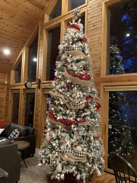 Cabin Christmas Tree Decor, Cabin Themed Christmas Tree, Cabin Christmas Tree Rustic, Chirtmas Gifts, Christmas Tree Hunting Theme, Rustic Canin Themed Tree, Log Cabin Christmas Decor, Cabin Christmas Tree, Cabin Christmas Decor