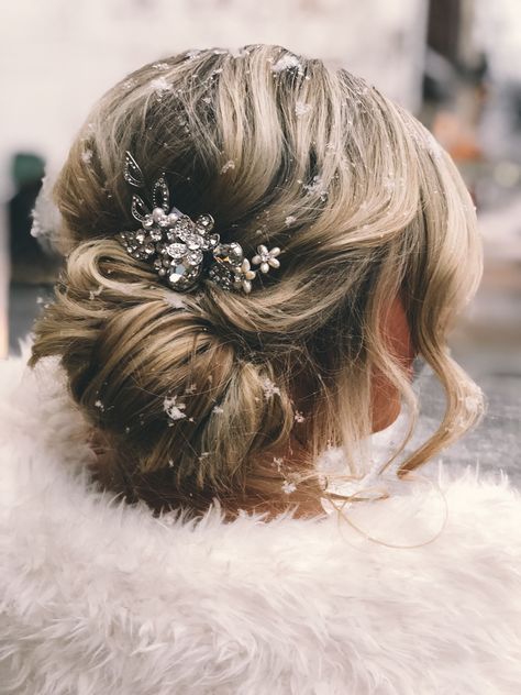 Winter Wedding Hairstyles With Veil - The struggle is over. You don't have to hunt for it anymore. Just get it from here by clicking on the link. Snowy Hairstyles, Winter Bride Hairstyles, Winter Bride Makeup, Winter Wedding Hairstyles, Wedding Hairstlyes, Outdoor Winter Wedding, Wedding Hair Colors, Snowy Wedding, Winter Wedding Hair