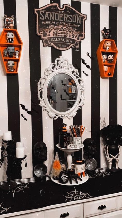 Beetlejuice Kitchen Ideas, Beetlejuice Bedroom, Beetlejuice Room, Halloween Bathroom Decor, Halloween Bathroom, Gothic Bedroom, Dark Decor, Dining Inspiration, Goth Home