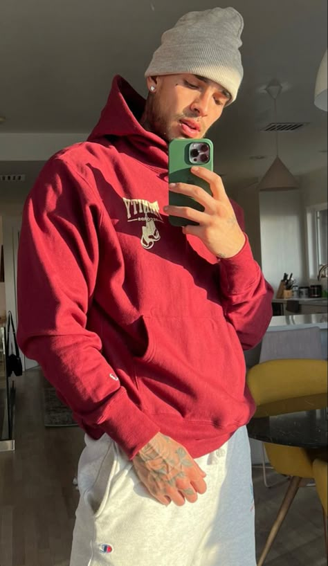 Levi Bent Lee, Males Aesthetic, Red Hoodie Outfit, Beanie Outfit Men, Rich Boyfriend, Large Mens Fashion, Outfit Informal, Bad Boy Style, Beanie Outfit