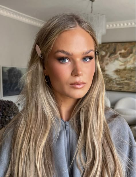 Hanna Schonberg Hair, Hanna Schönberg Hair, Hannah Schonberg Hair, Hannah Schonberg, Cool Highlights, Hanna Schonberg, Glowing Skin Makeup, Hair Makeup Looks, Long Locks