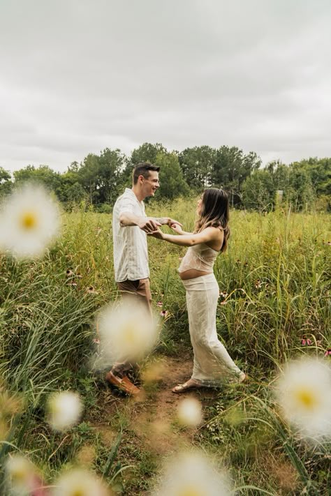 flower field maternity photos boho mama pregnancy announcement Cute Flower Field, Bump Pics, Fall Maternity Photos, Boho Mama, Announcement Pictures, Maternity Photography Poses Pregnancy Pics, Maternity Picture Ideas, Photoshoot Maternity, Wedding Photography Family