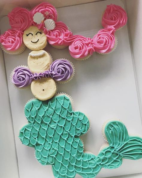 Mermaid Cupcake Cake Ideas, Cupcake Mermaid Cake, Mermaid Cupcake Pull Apart, Mermaid Birthday Cupcake Cake, Mermaid Cookie Cake Ideas, Mermaid Cake With Cupcakes, Cupcake Pullapart Ideas, Ariel Cupcake Cake, Mermaid Pull Apart Cupcake Cake