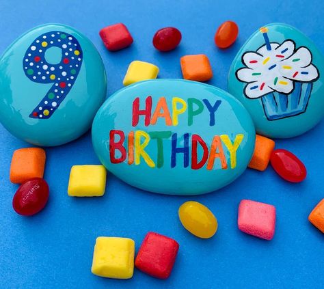 Happy Birthday Rocks, Happy Birthday Painted Rocks, Birthday Rock Painting Ideas, Birthday Painted Rocks, Conkers Craft, Birthday Decorating Ideas, Birthday Rocks, Happy Birthday Painting, Diy Rocks