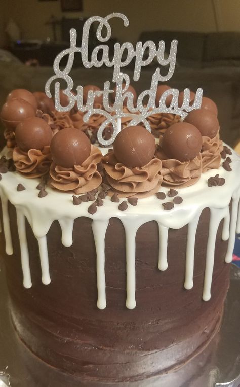 Chocolate cake, chocolate buttercream, chocolate ganache, cheesecake cream filling, white chocolate drip & lindor truffles. #mysweetsbaking #mommayates Lindor Cake, Lindt Chocolate Cake, Lindt Cake, White Chocolate Drip Cake, Ganache Cheesecake, Chocolate Ganache Cheesecake, Tom Cake, White Chocolate Drip, Cheesecake Cream