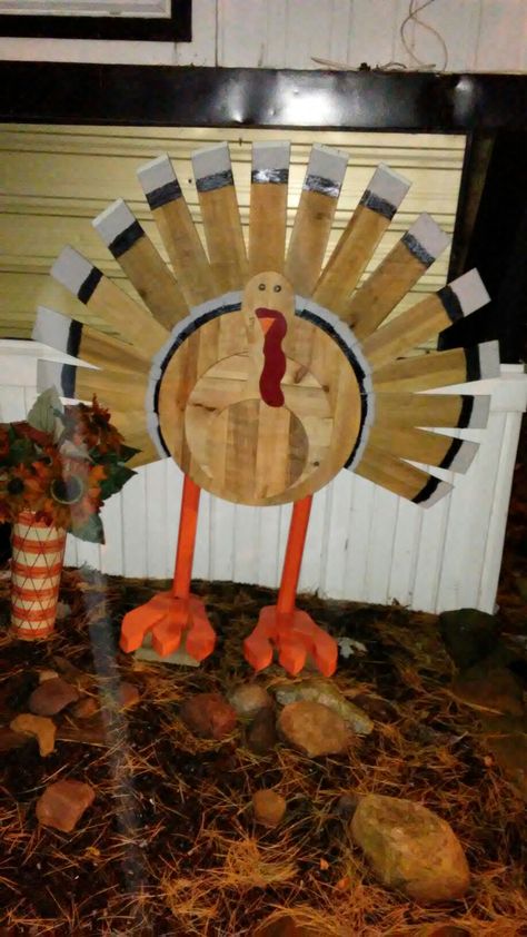 Thanksgiving Wood Crafts, Wooden Turkey, Fall Pallets, Turkey Crafts, Pallet Project, Thanksgiving Diy, Into The Wood, Fall Deco, Recycled Pallets