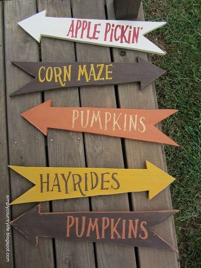 Using two old 6' long fence boards, I created a few different fall yard signs.      I drew an arrow shape onto an old fence board and cut it out. Three 2' arrows from one 6' board.   Then I painted each arrow in a different fall color and used my Silhouette Cameo to create vinyl stencils to use to paint hte lettering on each sign.   I added some raffia to each arrow and attached wood stakes to each arrow.   The wood stakes  were also scrap wood. They are screwed into the arrow sign fro… Cedar Wood Projects, Easy Woodworking Ideas, Wood Projects For Beginners, Wood Projects That Sell, Corn Maze, Deco Retro, Diy Simple, Diy Holz, Beginner Woodworking Projects