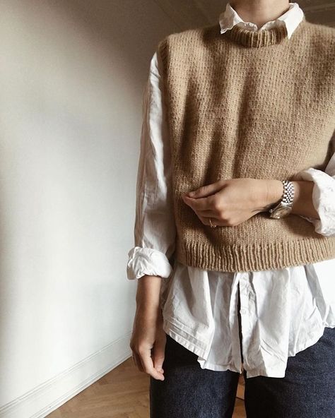 0731460a8a5ce1626210cbf4385ae0efdesc49835150ri Vest Outfits, 가을 패션, Knit Fashion, Mode Inspiration, Looks Vintage, Outfits Casuales, Sweater Vest, Crochet Clothes, Minimalist Fashion