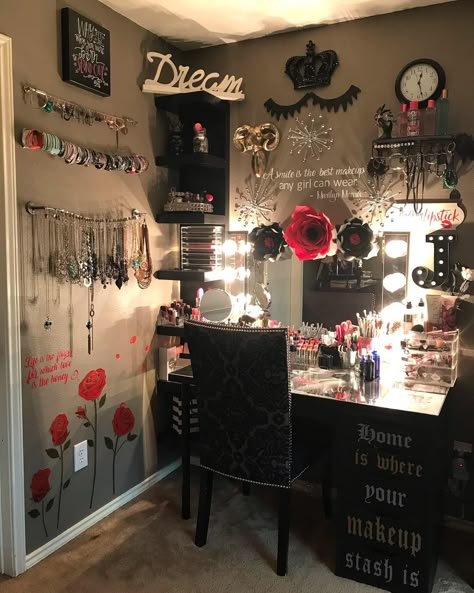 Bedroom Ideas With Makeup Vanity, Black Makeup Vanity Aesthetic, Diy Black Vanity, Makeup Vanity Alternative, Black Vanity Room Ideas, Vanity And Office Room Ideas, Black Vanity Bedroom Ideas, Black Vanity Ideas Bedroom, Black Vanity Decor