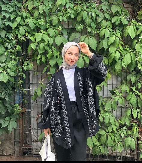 Hijabi Blouse Outfit, Kimono Hijab Outfit, Black Blouse Outfit, Outfit Kebaya, Ootd Outer, Black Abaya Designs, Outer Batik, Outfit Hijab Casual, Mode Kimono