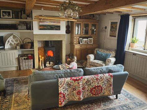 Basement Living Room Ideas, Cosy Cottage Living Room, Weavers Cottage, Old House Design, Cottage House Interior, Antique Living Room, Tiled Floors, English Decor, Cottage Living Rooms