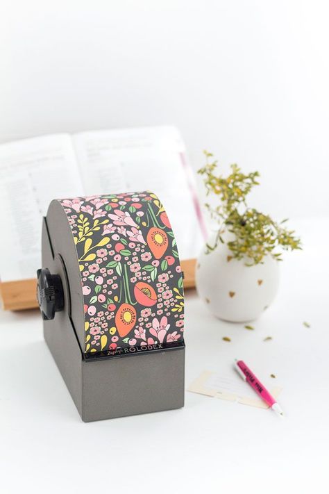 DIY Upcycled Rolodex Recipe Card Organization System | dreamgreendiy.com @ehow Rolodex Ideas Diy, Rolodex Ideas, Card Organization, Creativity Prompts, Room Organisation, Label Art, Green Diy, Creative Planner, Labels Printables Free