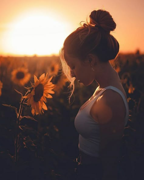 Sunflowers | mharessa Sunflower Field Photography, Sunflower Field Pictures, Outdoor Portrait Photography, Field Of Sunflowers, Sunflower Photography, Senior Photography Poses, Senior Photo Poses, Sunflower Photo, Sunflower Pictures