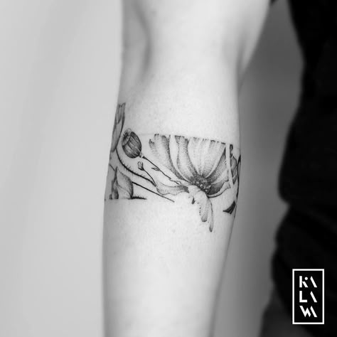 New #wristband #tattoo with #poppyflower ! ⠀⠀ Done at @karobone.tattoo⠀ D-13 before opening of my calendar. ⠀ Guest session booking now… Wristband Tattoo, Natur Tattoo Arm, Wrist Band Tattoo, Nature Tattoo Sleeve, Cat Tattoos, Tattoos Geometric, Disney Tattoo, Arm Band Tattoo, Tiny Tattoo